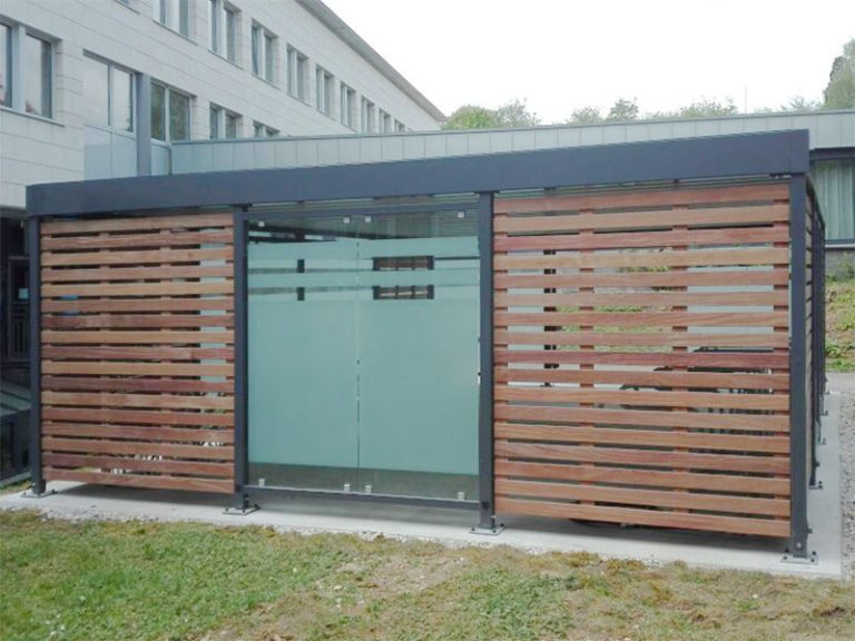 Fahrradüberdachung PROTECT Seitenwand mit Glas- und Holzelementen
