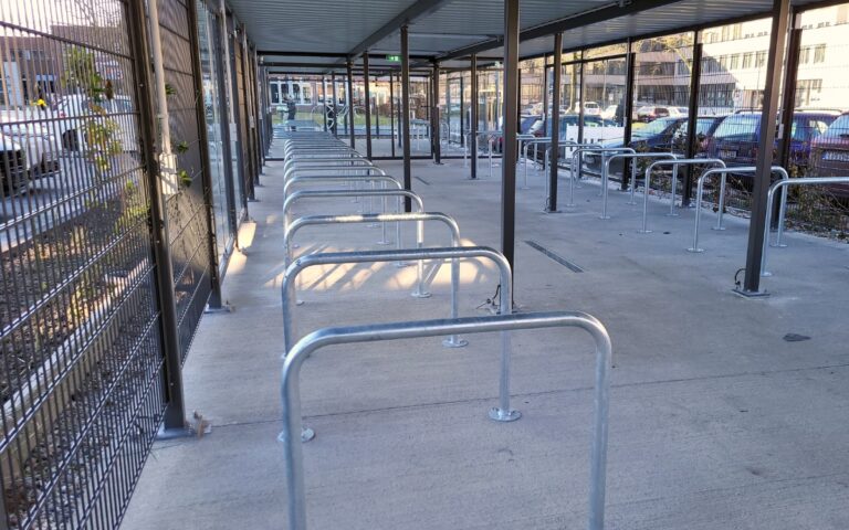 Fahrradparker in PROTECT Überdachung