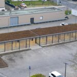 Vollflächiges Gründach der PROECT Fahrradüberdachung