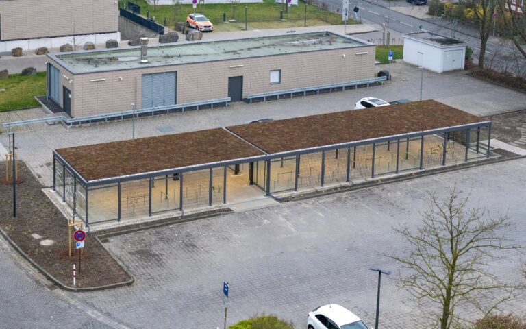 Vollflächiges Gründach der PROECT Fahrradüberdachung
