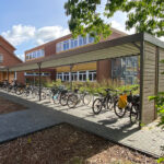 Fahrradüberdachung System PROTECT mit Holzelementen als Seitenwand