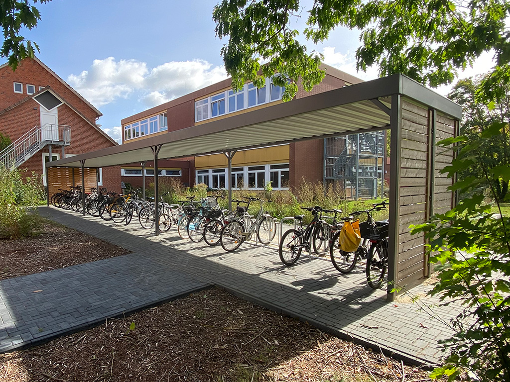 Fahrradüberdachung System PROTECT mit Holzelementen als Seitenwand