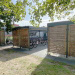 Fahrradüberdachung System PROTECT mit Holzelementen als Seitenwand