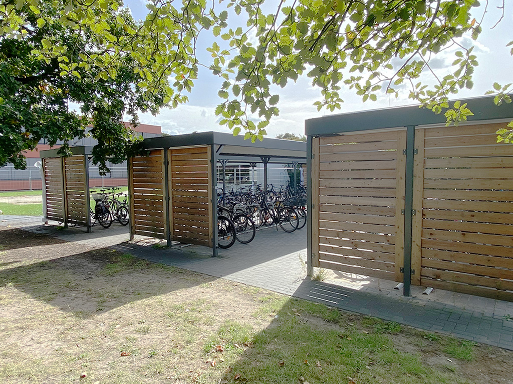 Fahrradüberdachung System PROTECT mit Holzelementen als Seitenwand