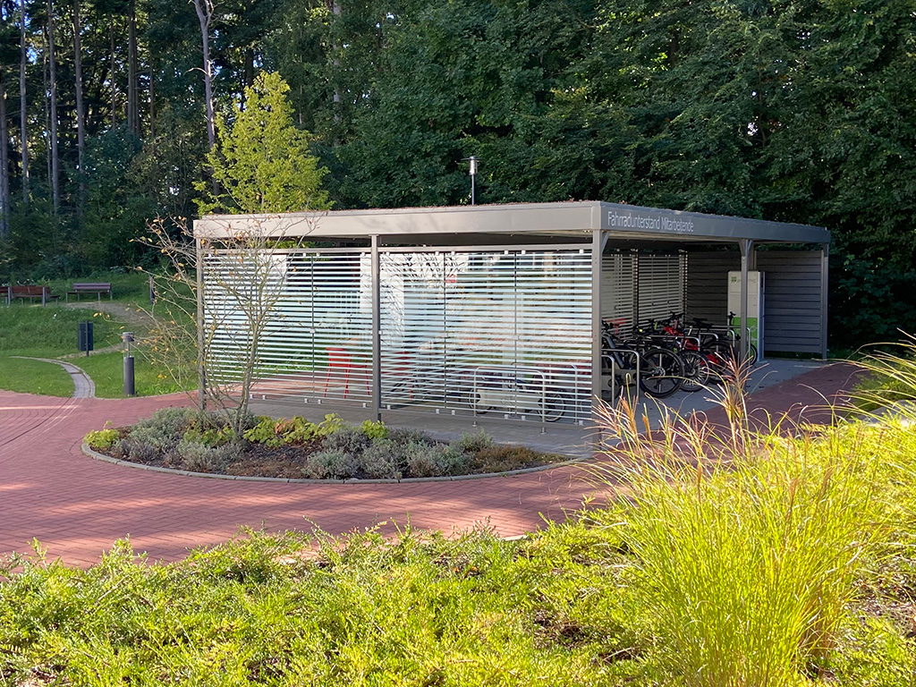 Fahrradüberdachung System PROTECT doppelzeilig mit Servicebereich