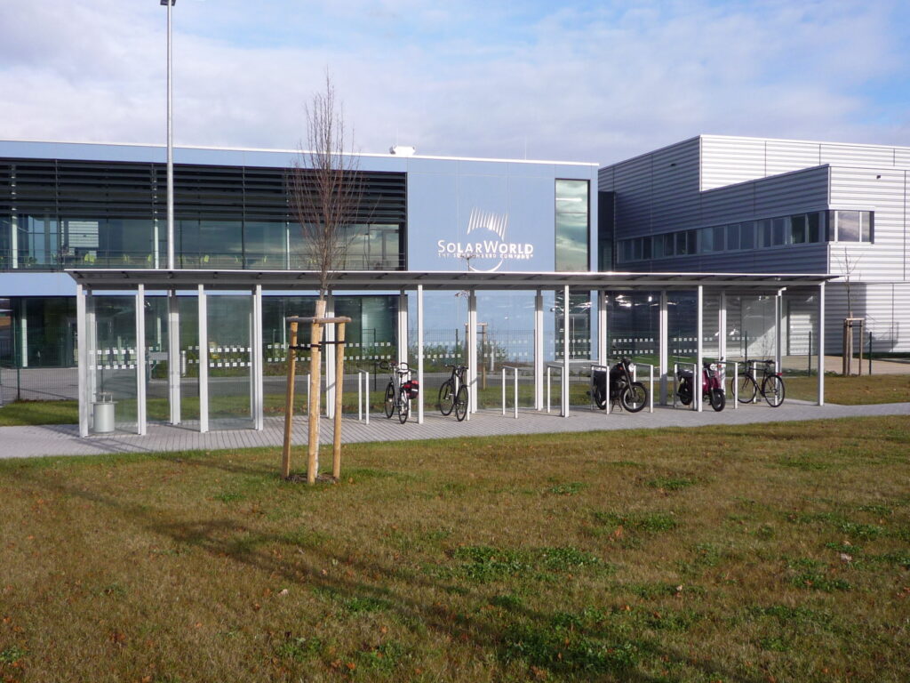 Fahrradabstellanlage RASTER 22 in Kombination mit Raucherunterstand einzeilig in Freiberg