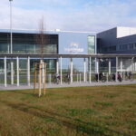 Fahrradabstellanlage RASTER 22 in Kombination mit Raucherunterstand einzeilig in Freiberg