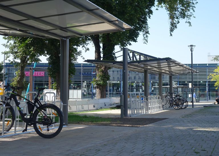 Doppelzeilige Fahrradüberdachung mit Gründach in Soest
