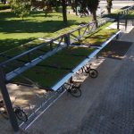 Gründach der doppelzeiligen Fahrradüberdachung System O am Bahnhof in Soest