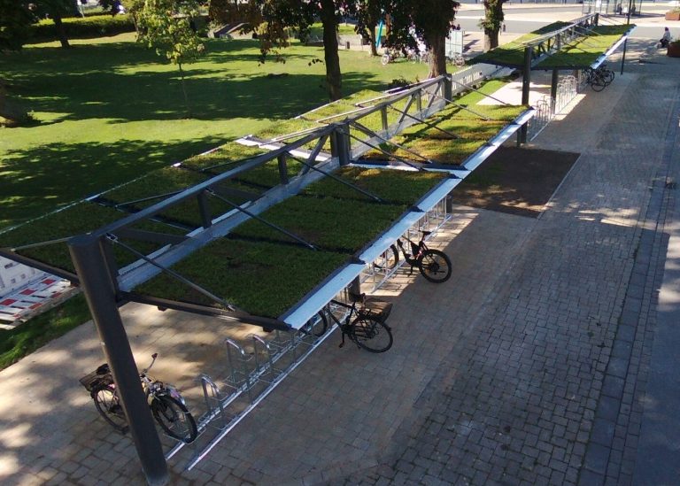 Gründach der doppelzeiligen Fahrradüberdachung System O am Bahnhof in Soest