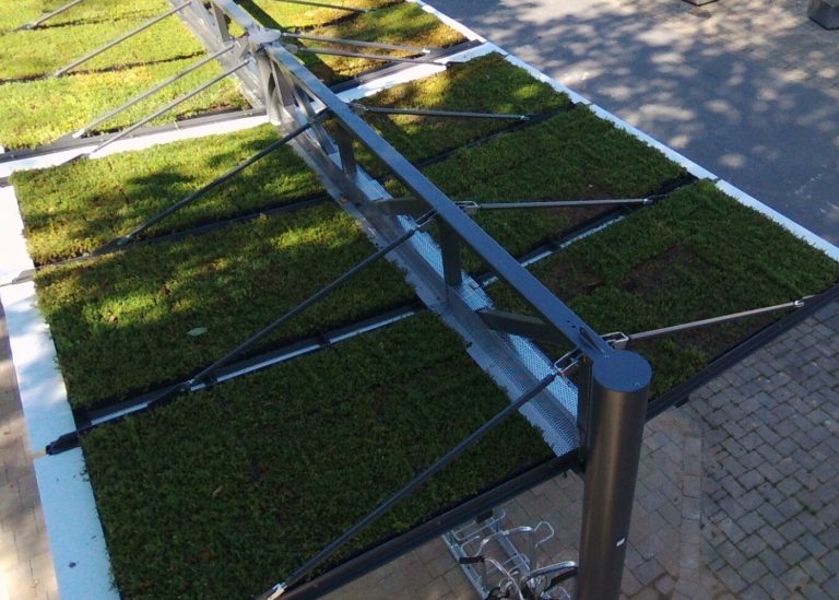 Gründach der doppelzeiligen Fahrradüberdachung Typ O am Bahnhof in Soest