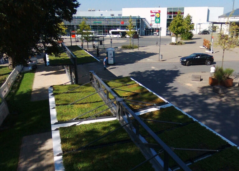 Gründach der doppelzeiligen Überdachung System O am Bahnhof in Soest
