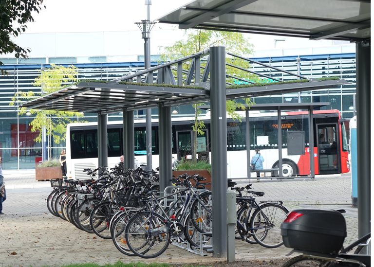 Neue überdachte Fahrradstellplätze für Pendler am Bahnhof Soest