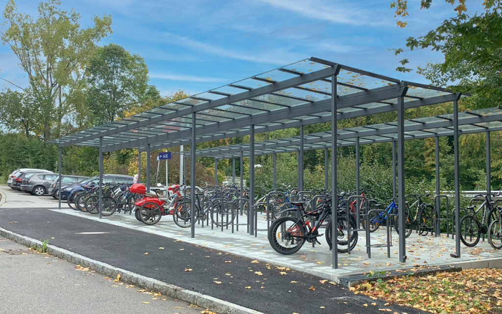 Fahrradüberdachung System X in einzeiliger und doppelzeiliger Kombination
