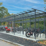 Fahrradüberdachung System X in einzeiliger und doppelzeiliger Kombination