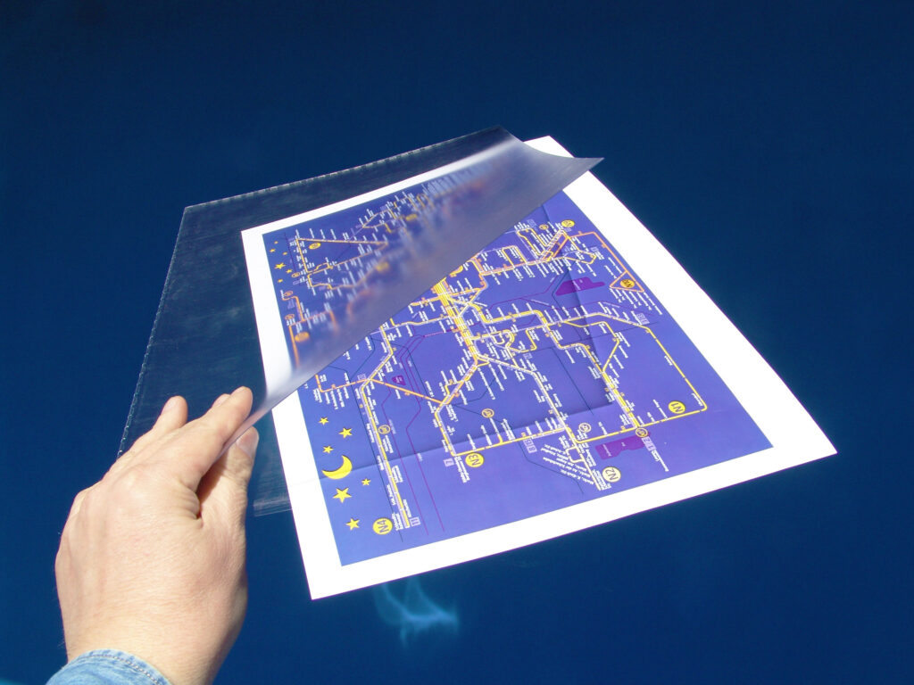 Zweiseitig geschlossene Fahrplantasche mit eingelegtem Fahrplan
