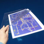 Zweiseitig geschlossene Fahrplantasche mit eingelegtem Fahrplan