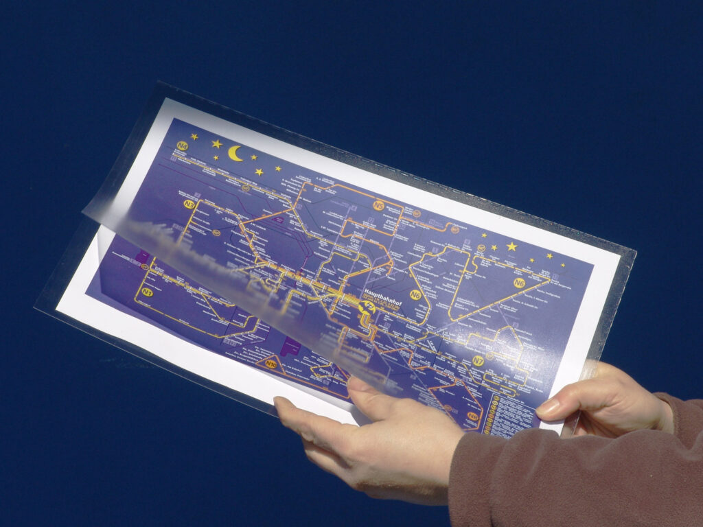 Justierung eines Fahrplans in einer 2-seitig geschlossenen Fahrplantasche