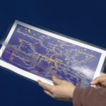 Justierung eines Fahrplans in einer 2-seitig geschlossenen Fahrplantasche