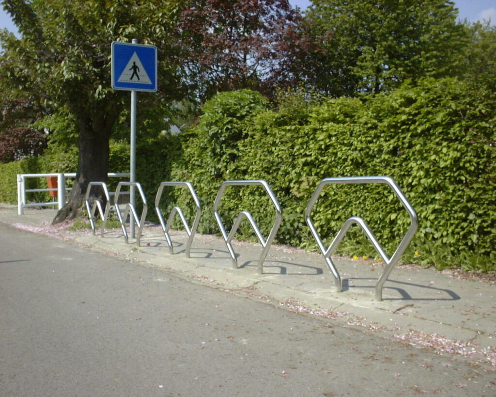 Anlehnbügel WM 6 in Reihe als Absperrung