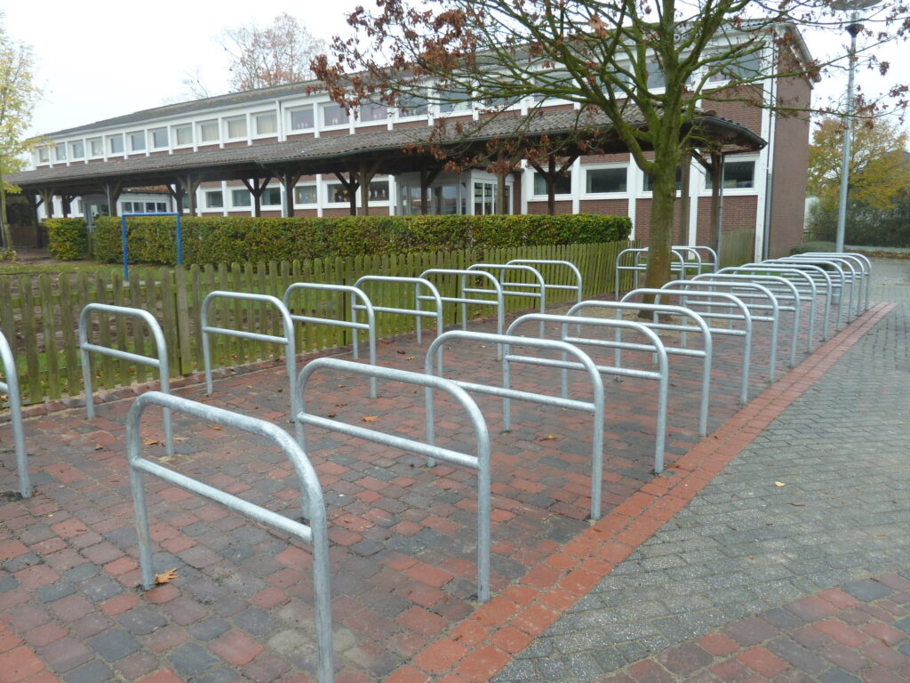 Fahrradbügel U mit Knieholm einbetoniert