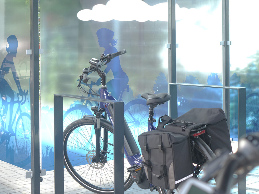 U-Bügel aus Flachstahl mit Fußplatte in RAL nach Wahl in Fahrradüberdachung X