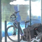 U-Bügel aus Flachstahl mit Fußplatte in RAL nach Wahl in Fahrradüberdachung X