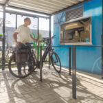 U-Bügel aus Flachstahl mit Fußplatte in RAL nach Wahl in Fahrradüberdachung PROTECT
