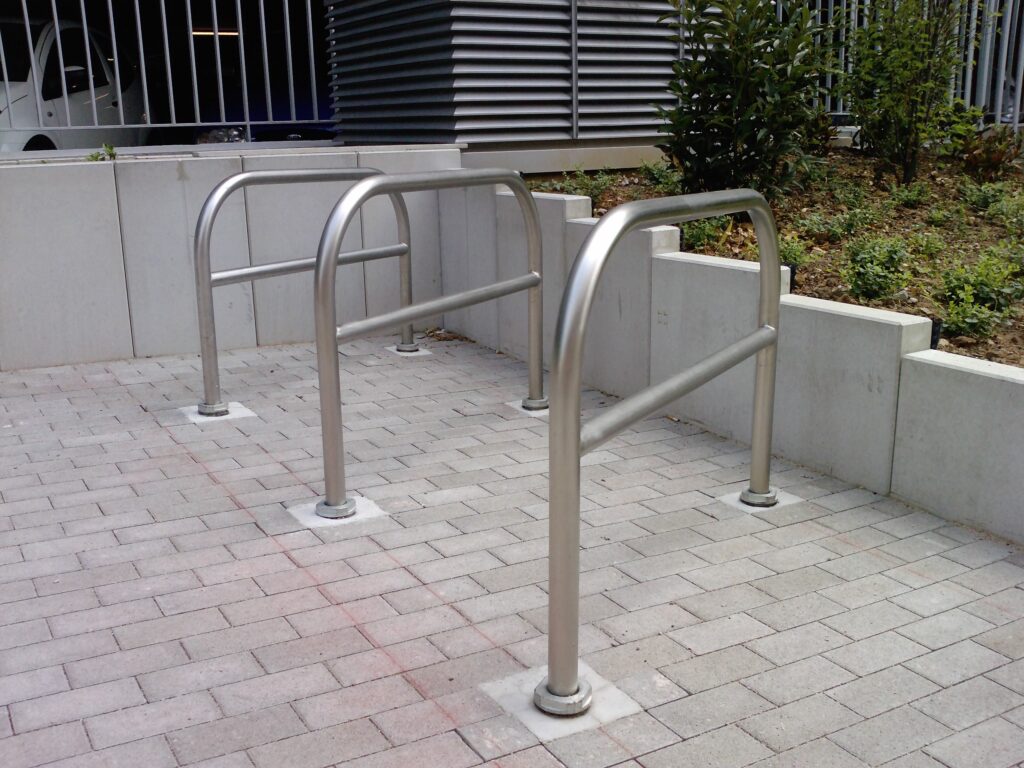 Fahrradbügel U mit Knieholm in Edelstahl in Bodenhülse