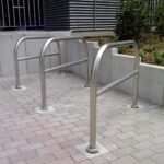 Fahrradbügel U mit Knieholm in Edelstahl in Bodenhülse