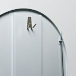 Zubehörhaken für Helm an verstärkter Türkonstruktion