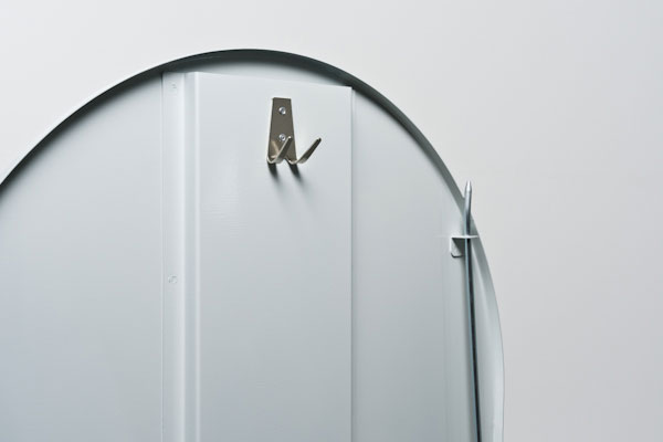 Zubehörhaken für Helm an verstärkter Türkonstruktion