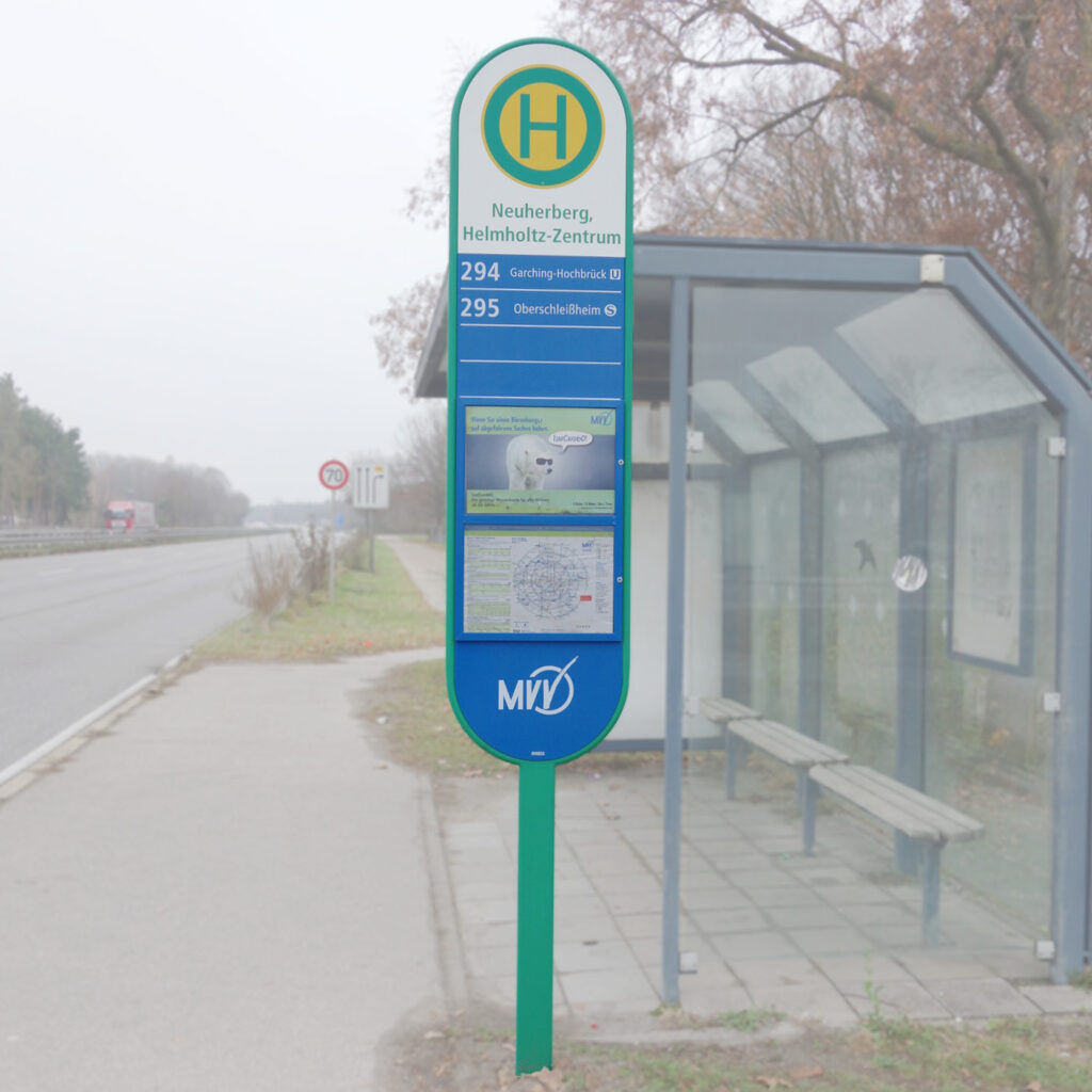 FIS 2-18 im MVV Design an der Haltestelle Neuherberg