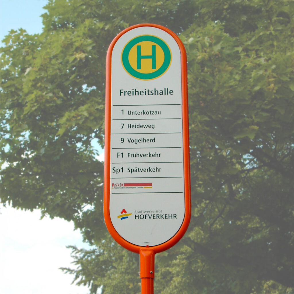 FIS 3 mittig Hof mit farbigem Logodruck