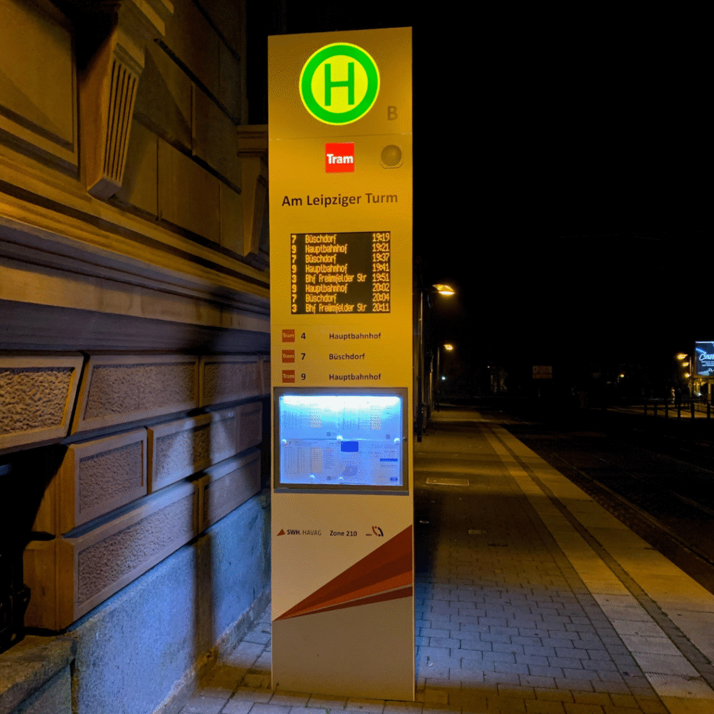 FIS 6-N mit hinterleuchtetem H-Zeichen und Pikto und DFI Anzeige in Halle