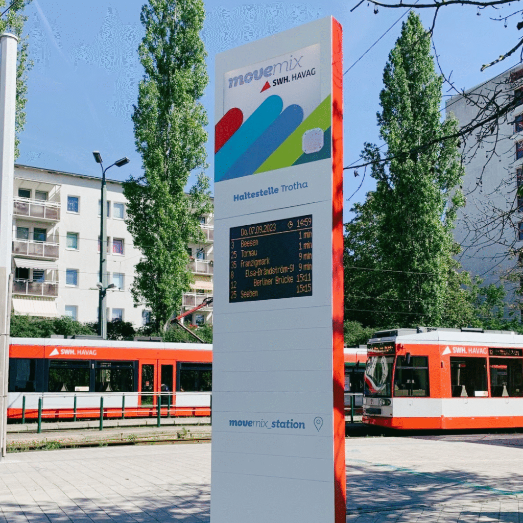 FIS 6-N der HAVAG als movemix Stele - hinterleuchtet und mit dynamischer Anzeige