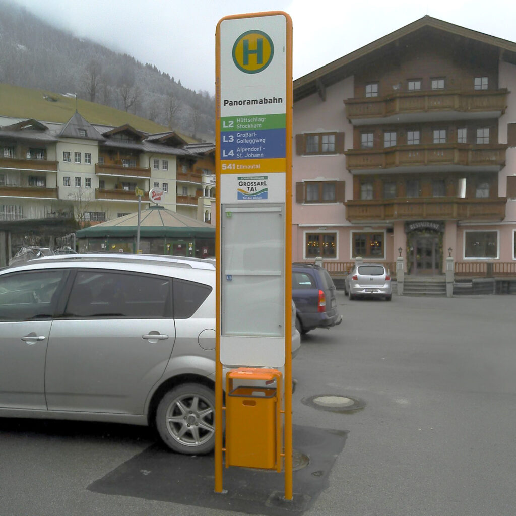 FIS 7 mit Infovitrine VI-1 2x DIN A3 hoch/quer und Abfallbehälter C-40