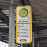 FIS 8 als Fahne an Überdachungsstütze