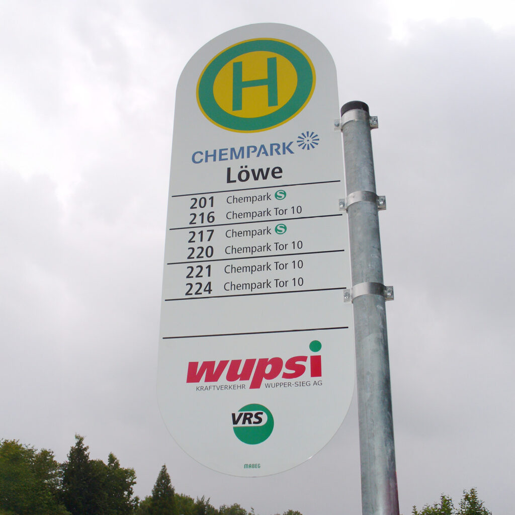 FIS K als Doppelfahne in Leverkusen mit Schellenbefestigung