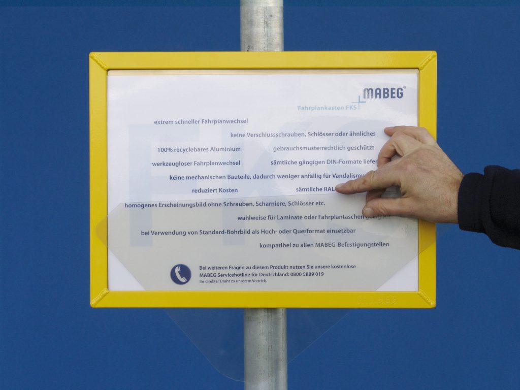 1. Wechselwerkzeug durch den Einschubschlitz führen