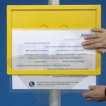 2. Plan nach unten aus dem Rahmen schieben