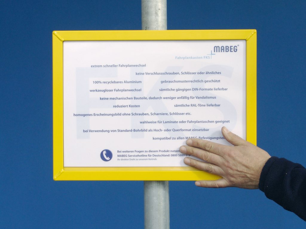 6. Plan unten auf dem Rahmen aufstoßen lassen