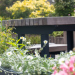 Green City Spot mit Tisch und Sitzbank