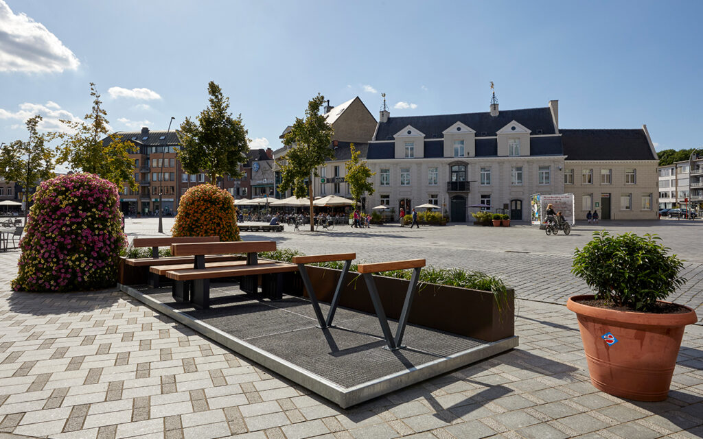 Draufsicht Green City Spot mit Sitzbänken und Fahrradbügeln und Blumenkübeln