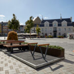 Draufsicht Green City Spot mit Sitzbänken und Fahrradbügeln und Blumenkübeln