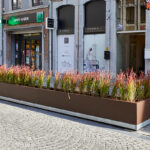 Ansicht Straßenseite Green City Spot mit Blumenkübeln