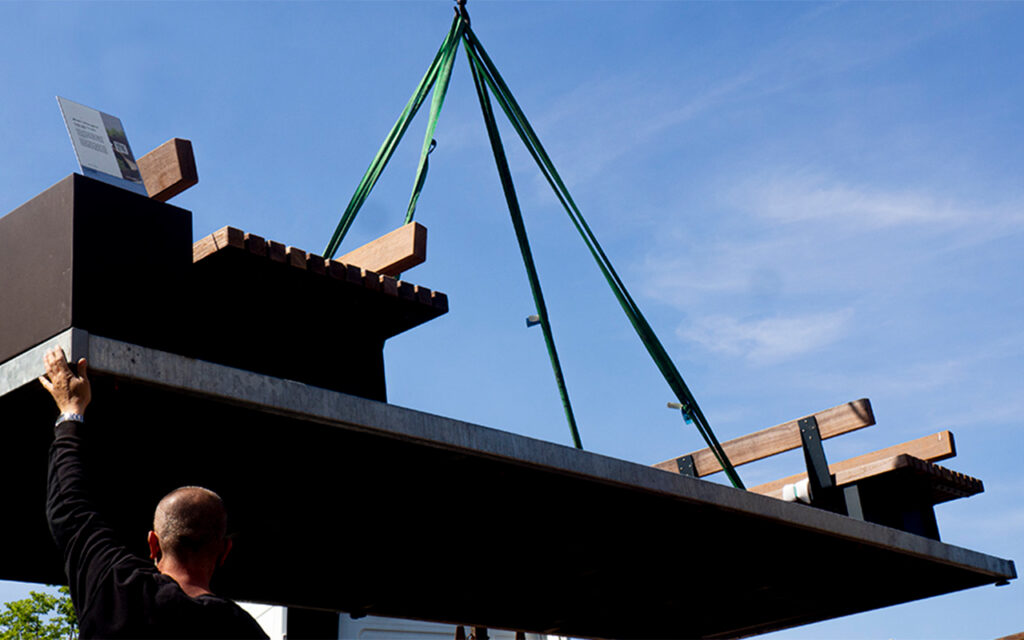 Aufstellung des Green City Spot per Kranwagen