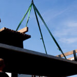 Aufstellung des Green City Spot per Kranwagen