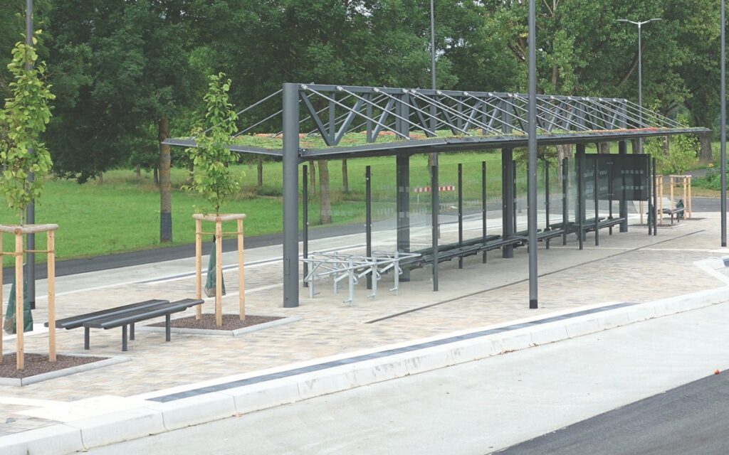 ZOB Hammelburg mit doppelzeiliger Überdachung System O mit Gründach