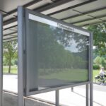 freistehende Infovitrine unter der Überdachung O DZ am ZOB Hammelburg